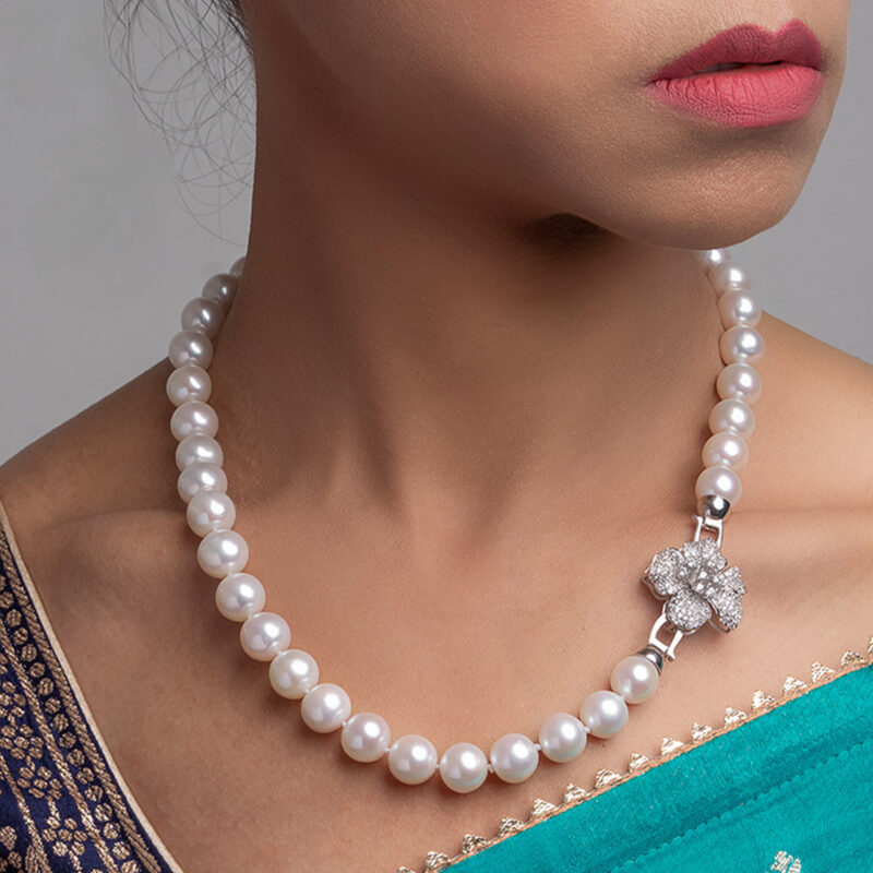 Jenna Flower Round Pearl Necklace / 18 Inches