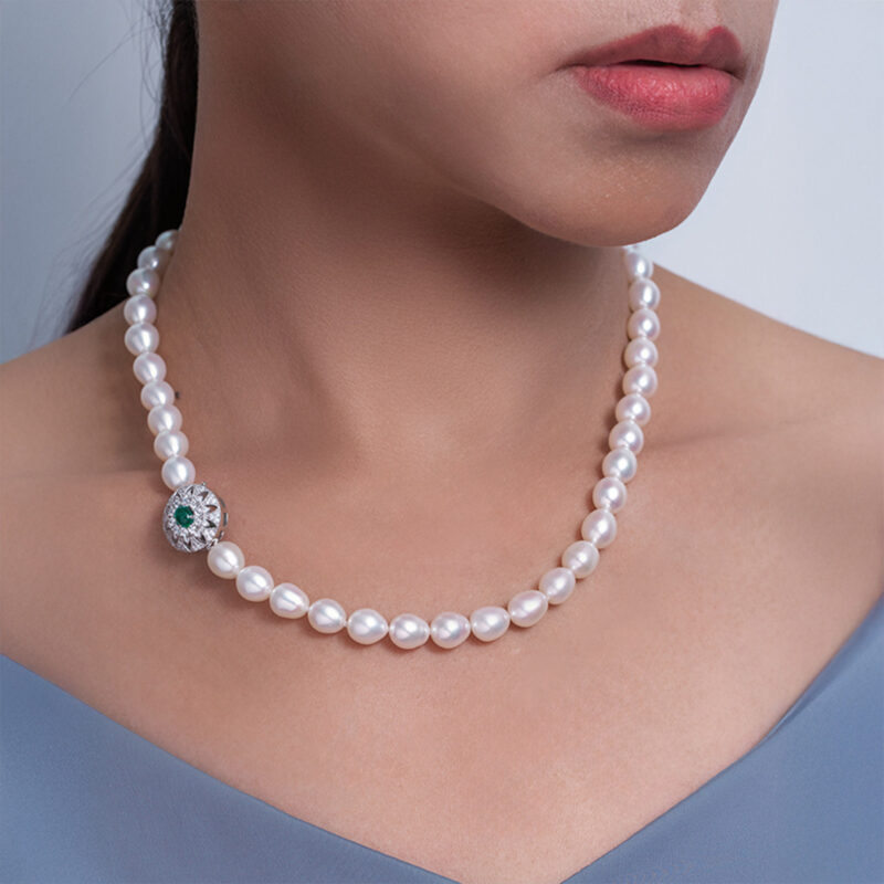 Bella White Oval Pearl Necklace /Emerald Clasp