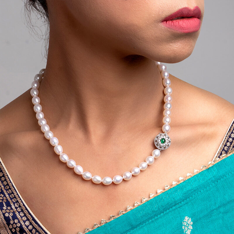 Bella White Oval Pearl Necklace /Emerald Clasp